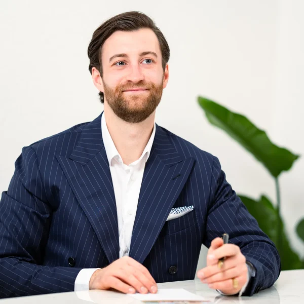 Meno Peemöller, Geschäftsführer der MP Baukonzepte GmbH, in einer Besprechungssituation.