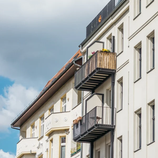 igentumswohnung mit Balkon an einer sanierten Hausfassade.